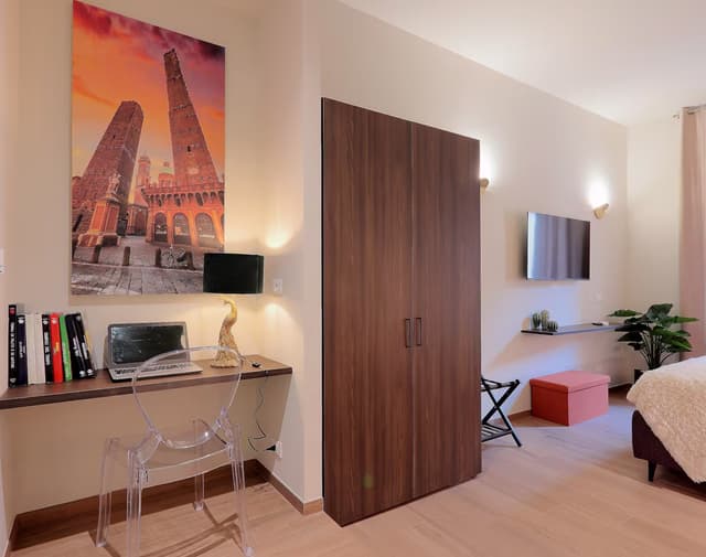 Nella spaziosa camera da letto, si trova una scrivania per lo smart working